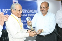 Chirman presing the Momento to B P Khandelwal