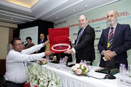 13-Secretary 13-NIOS Presenting Momento to New Zealand Minister