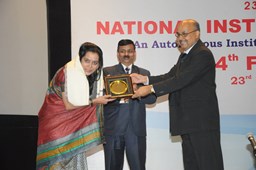 26. NIOS CM Presenting the Best Coordinator award