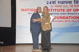 28. EX CM NIOS Presenting the oldest Learner Award